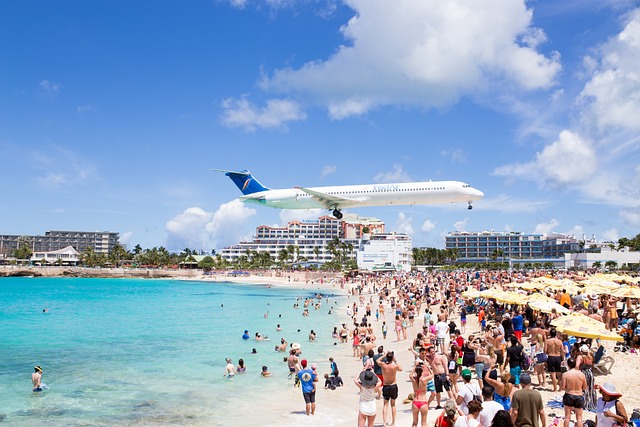Vliegtuig die landt op Sint Maarten