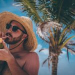 Een man die cocktails drinkt in de Bahama's