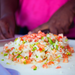 Conch salade die in de Bahama's wordt gemaakt