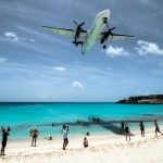 Vliegtuig boven het strand van Sint-Maarten